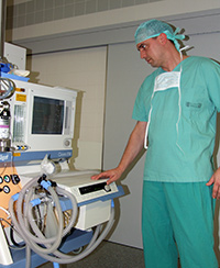 Andreas Parr bei der Arbeit als Krankenpfleger im Klinikum Aschaffenburg